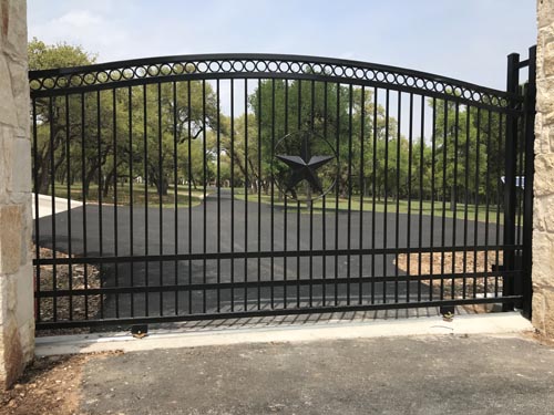 custom driveway gate with stonework and sign 002