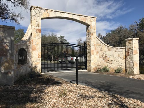 custom-driveway-gate-with-stonework-and-sign-006